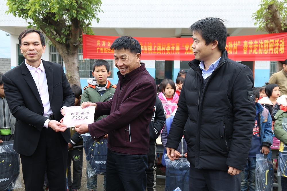 集团党支部书记谢家伟代表集团公司向学校捐赠教育基金5000元.JPG