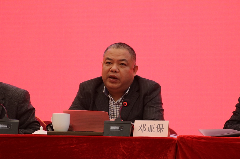 广西裕达控股集团董事长兼总裁 邓亚保.jpg