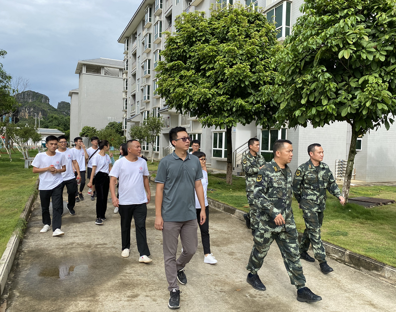 (圖為武警扶綏訓練基地領導帶隊參觀訓練現場及生活區)